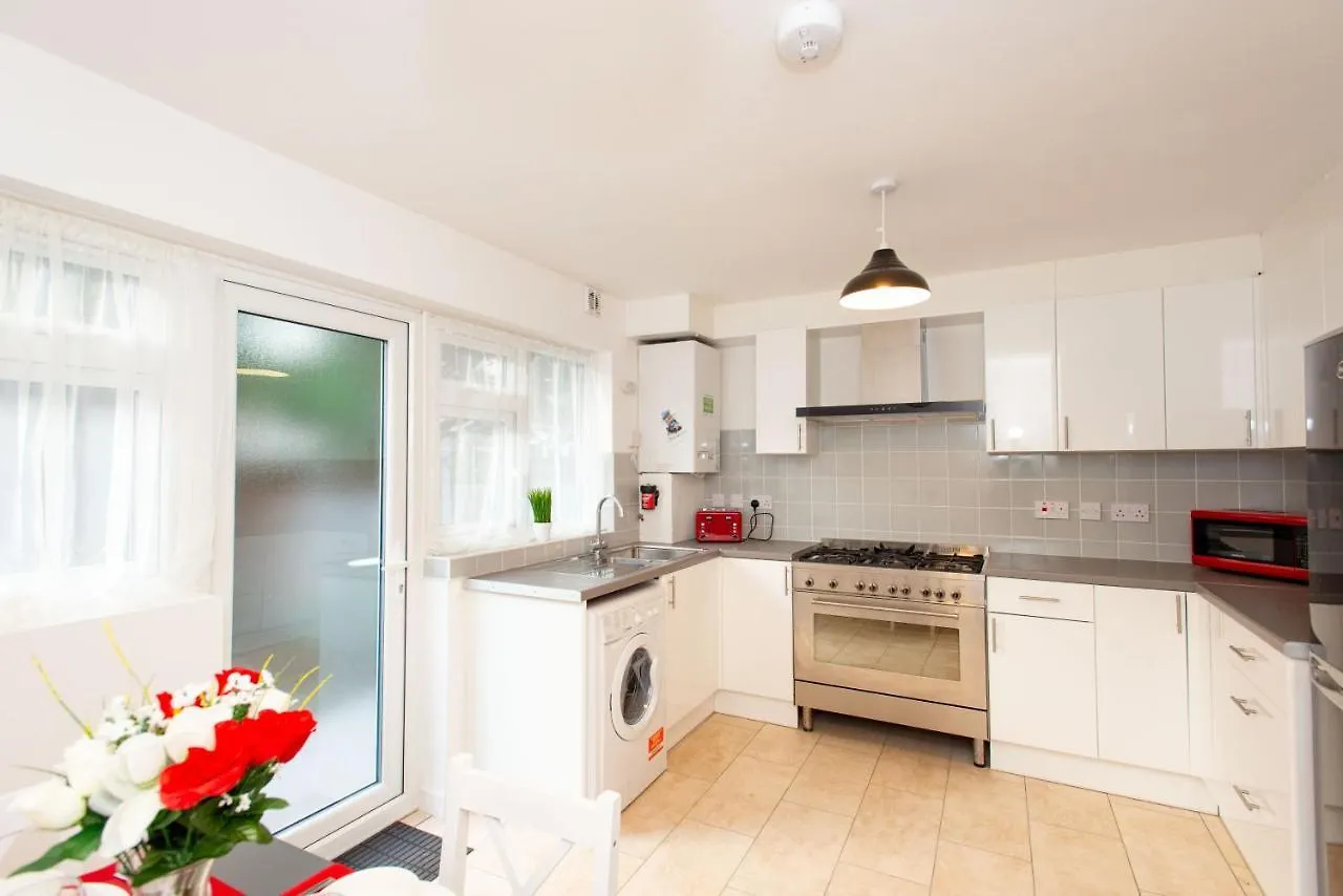 Stunning Four Bedroom House Close To Excel, O2 & Central London With Free Parking 0*,