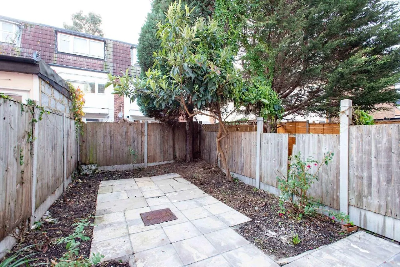 Stunning Four Bedroom House Close To Excel, O2 & Central London With Free Parking